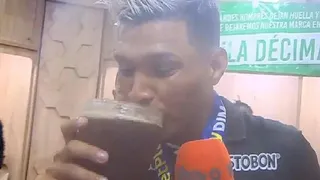 Teófilo Gutiérrez celebró título con popular trago argentino y compartió el vaso con sus compañeros