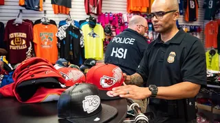 Millonario decomiso en EE.UU.: Incautaron artículos que iban a ser comercializados en el Super Bowl