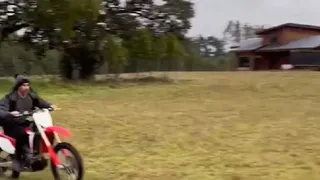 Claudio Bravo continúa en su descanso y se motivó a andar en moto