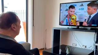 La viralizada imagen de Carlos Bilardo viendo el triunfo de Argentina en la final del Mundial