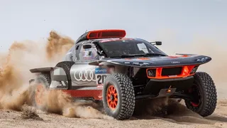Carlos Sainz logró una gran remontada para adjudicarse la primera etapa del Dakar