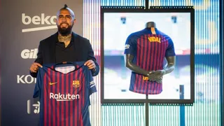¿Ya tiene número? Vidal y su hijo dieron luces de la camiseta que usará en FC Barcelona