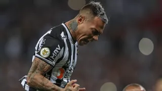 Eduardo Vargas se lesionó y quedó al margen de importante triunfo de Atlético Mineiro