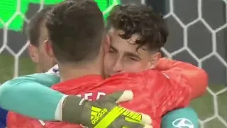 Arquero de Watford felicitó al portero de Chelsea luego que le atajó un cabezazo en el epílogo