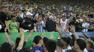 ¡Caos en Maracaná! Jugadores intentaron parar incidentes entre hinchas argentinos y la policía