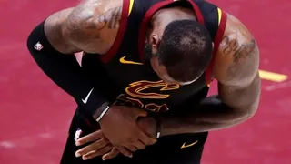LeBron James: Disputé los tres últimos partidos con la mano prácticamente rota