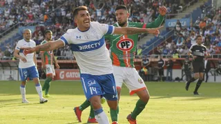 César Pinares entró hasta el fondo del área para converter el tercero de U. Católica ante Cobresal