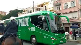 Hinchas de Sevilla atacaron bus de Real Betis en las afueras del “Sánchez Pizjuán”