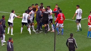 ¡Descontrol! Quinteros sacó a la fuerza a Falcón en medio de un intenso careo entre Colo Colo y la UC