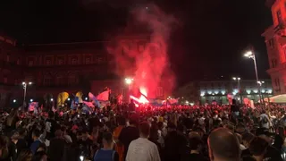 ¿Y la distancia social? La eufórica celebración en las calles de Napoli tras ganar la Copa Italia