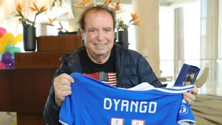 Dyango recibió una camiseta de la U en su visita a Chile