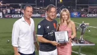 Francesco Totti le dio el título a su equipo de fútbol 8 con un golazo de tiro libre