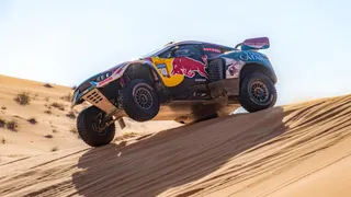 El campeón Al-Attiyah se retiró del Dakar tras romper su motor