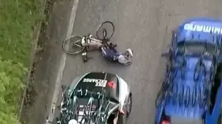 Vehículo de equipo BikeExchange atropelló a un competidor en el Giro de Italia