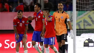 Resumen: La Roja se enredó ante Ecuador y Argentina abrochó su clasificación al Mundial