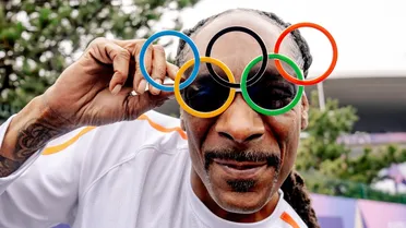 El “bailecito” de Snoop Dog al portar antorcha olímpica a horas de la inauguración de París 2024