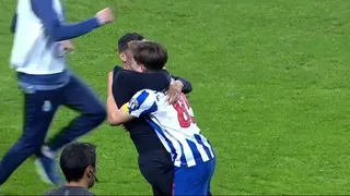 El VAR arruinó el emotivo abrazo entre el técnico y su hijo