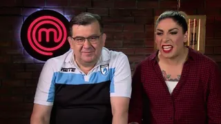 Periodista Carlos Zárate lució polera alusiva a Deportes Iquique en programa de televisión