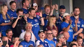 Ed Sheeran fue amuleto de Ipswich vs Liverpool en la Premier League