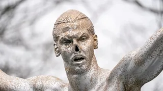 Otra vez atacaron la estatua de Zlatan Ibrahimovic en Suecia