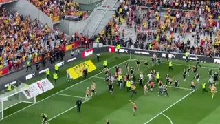 Hinchas de Lens invadieron la cancha para enfrentarse con los de Lille en la liga francesa