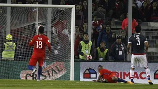 La dolorosa caída que tuvo Chile ante Paraguay en el Monumental rumbo a Rusia 2018