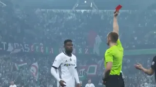 Locuras del VAR: Árbitro pidió a jugador expulsado que volviera a la cancha para mostrarle otra roja