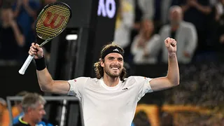 Stefanos Tsitsipas venció a la sorpresa y avanzó a semifinales del Abierto de Australia