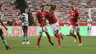 Benfica logró una agónica victoria en el clásico ante Sporting con un polémico gol sobre la hora