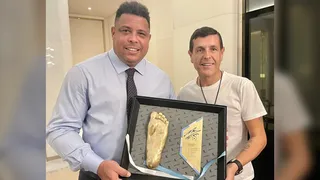 Ronaldo recibió réplica de un pie de Maradona en la antesala de la final en Qatar