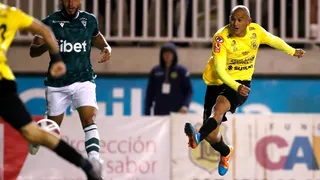 ¡Golazo! Humberto Suazo abrió la ruta del triunfo de San Luis con un zurdazo letal