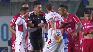 Una sopaipilla fue lanzada a la cancha y caldeó los ánimos en el Ñublense vs. Curicó
