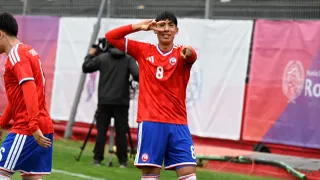 ¡Una locura! Joya chilena marca desde mitad de cancha y su gol da la vuelta al mundo