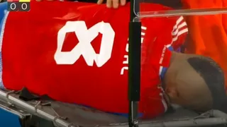 Arturo Vidal no dio más: Salió lesionado y en camilla en el partido con Colombia