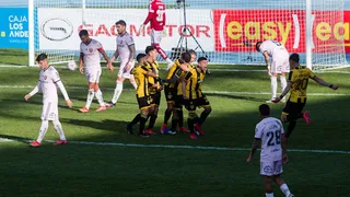 Fabián Espinoza sorprendió a la U con un oportuno remate y adelantó al Vial en Copa Chile