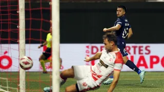 Alexander Aravena definió con frialdad para el tercer gol de la UC ante Copiapó