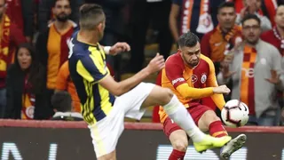 Clásico turco con Mauricio Isla en cancha terminó con una brutal gresca entre jugadores