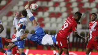 Zampedri anotó con una gran chilena y dio el primer golpe para la UC ante Curicó Unido