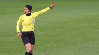 Irán destituyó a la primera mujer que iba a arbitrar un partido masculino de fútbol