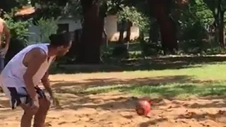 Ronaldinho disfruta con el fútbol tenis en la cárcel durante la pandemia por coronavirus