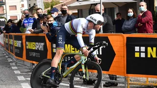 Filippo Ganna triunfó en la decimocuarta etapa y Joao Almeida reforzó liderato en el Giro de Italia