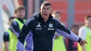 Almirón cargó contra el arbitraje y la cancha tras la derrota de Colo Colo ante U. Católica