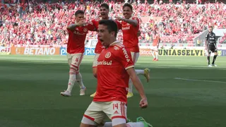 Internacional venció a Santos y sigue vivo en le lucha por el título en Brasil