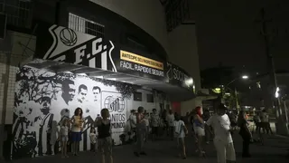 Hinchas de Santos se congregaron en Vila Belmiro por el fallecimiento de Pelé