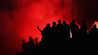 Eufóricos y sin mascarillas: La desatada celebración de los hinchas de Liverpool