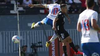 Hinchas de la UC explotaron tras decisión de Piero Maza de desestimar un penal sobre Puch