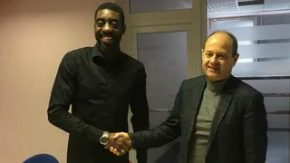 La historia del club lituano que contrató a delantero con un perfil falso en Wikipedia