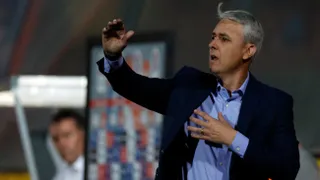 Informe arbitral complica a la UC tras el clásico: Bengalas, retrasos y falta al reglamento