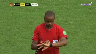 Arbitro que terminó dos veces un partido antes de los 90 minutos fue designado para el Mundial