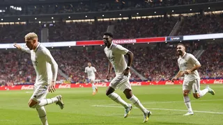 Real Madrid venció a Atlético en el derbi y marcha con campaña perfecta en La Liga